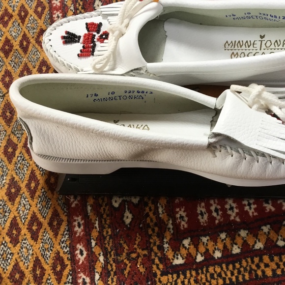 Minnetonka White Leather moccasin size 10 - Picture 2 of 3